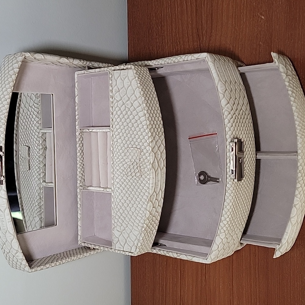 Cynthia Rowley Locking Jewelry Case
